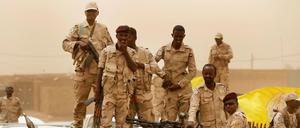 Soldaten stehen während einer Kundgebung im sudanesischen Khartum auf einem Wagen. 