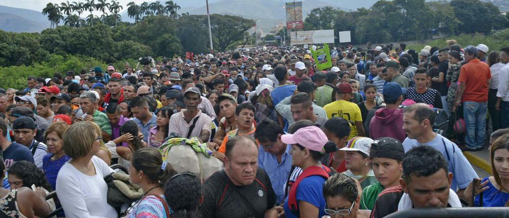 Das große Warten. Seit Kolumbien die Grenzkontrollen verstärkt hat, müssen Venezolaner ausharren, bis sie ins Nachbarland dürfen.