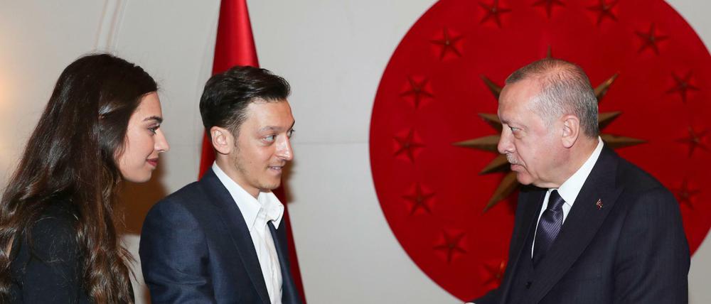 Er hat es wieder getan: Mesut Özil und seine Verlobte trafen den türkischen Präsidenten Recep Tayyip Erdogan. 
