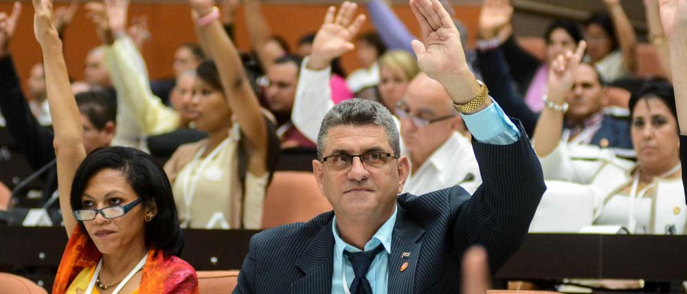 Kubanische Parlamentarier heben die Hand bei der Schlusssitzung der ersten Legislaturperiode.