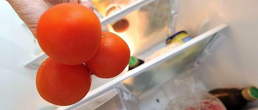 Tomaten vor einem Kühlschrank