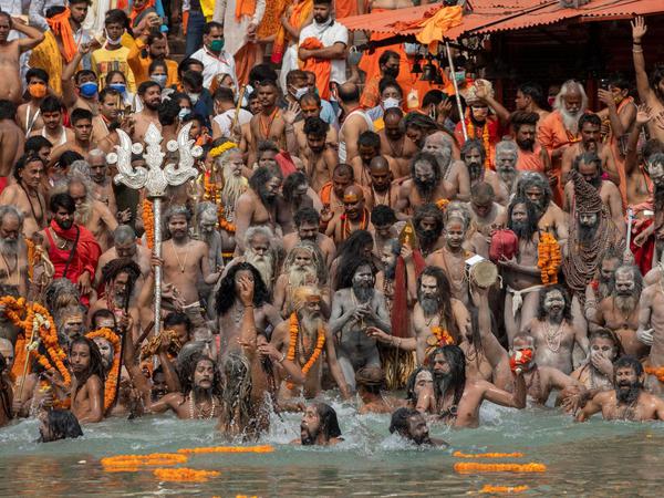 Ohne Masken, ohne Abstand: Gläubige bei der Kumbh Mela im Ganges.