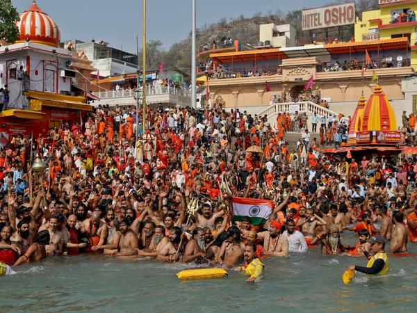 Massenbad im Ganges.