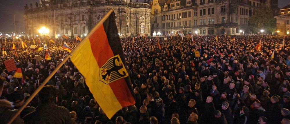 Kundgebung der Pegida -Bewegung am Montagabend auf dem Theaterplatz in Dresden. 