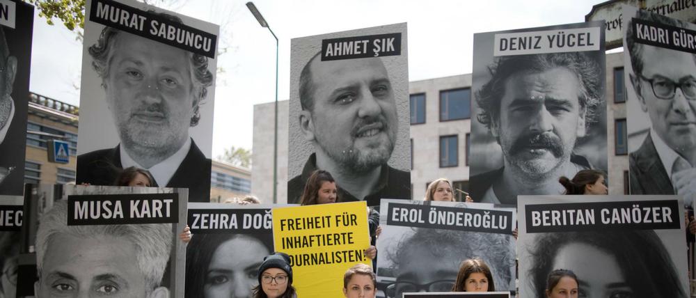 Demonstration für die Freilassung in der Türkei inhaftierter Journalisten in Berlin (Archivbild)  
