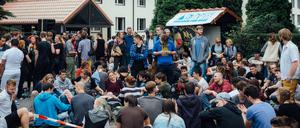 Demonstranten vor dem ehemaligen Leonardo-Hotel in Freital, das jetzt als Flüchtlingsheim dient.