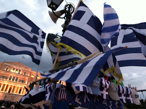 Griechische Flaggen vor dem Parlament in Athen