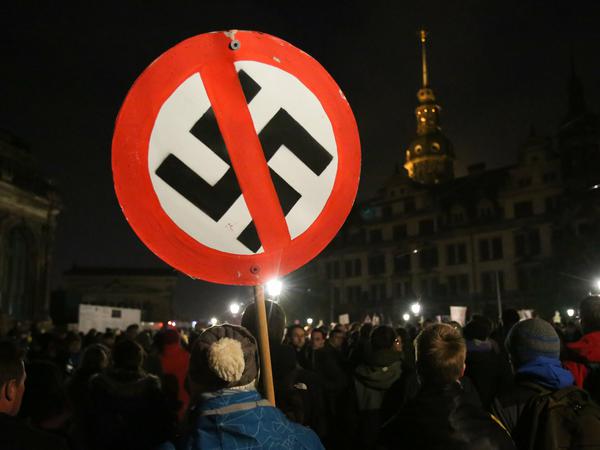 Die Demonstranten gegen einen Pegida waren am 19.10.2015 in der Dresdener City fast ebenso viele wie die gleichzeitig demonstrierenden Pegida-Anhänger.