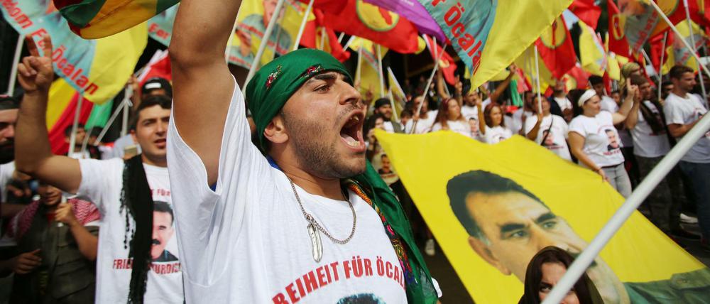 Kurden schwenken auf einer Kundgebung Fahnen mit dem Konterfei des PKK-Gründers Öcalan. 