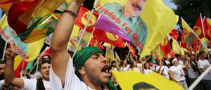 Kurden demonstrieren in Köln für den inhaftierten PKK-Führer Öcalan.