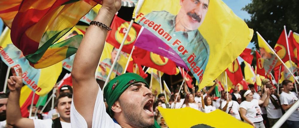 Bekenntnis zu einem Inhaftierten: Zehntausende kamen nach Köln zu einer kurdischen Kundgebung. Ihr Held: PKK-Chef Öcalan.