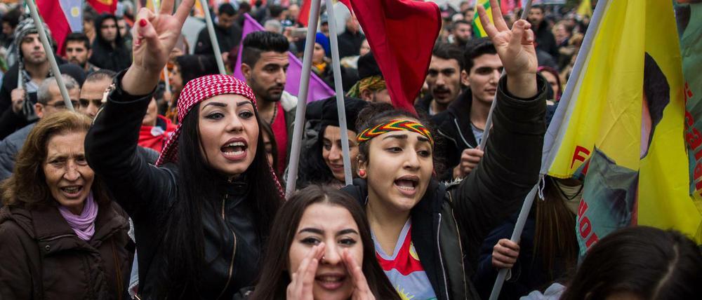 Kurden demonstrieren am 05.11.2016 in Köln gegen die Festnahme führender Oppositions-Politiker in der Türkei.