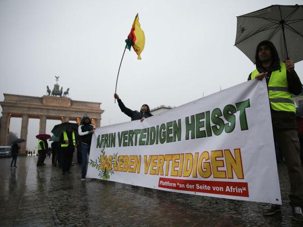 Vor dem Brandenburger Tor in Berlin: "Afrin verteidigen heisst, das Leben verteidigen"