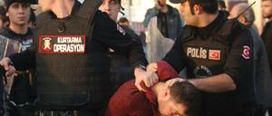Polizisten in Istanbul verhaften einen Demonstranten. 