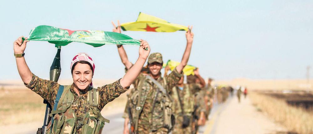 Kurdinnen und Kurden befreiten 2015 das nordsyrische Tal Abyad vom "Islamischen Staat". In den anderen, oft islamistischen Milizen der Aufständischen in Syrien kämpfen meist nur Männer.
