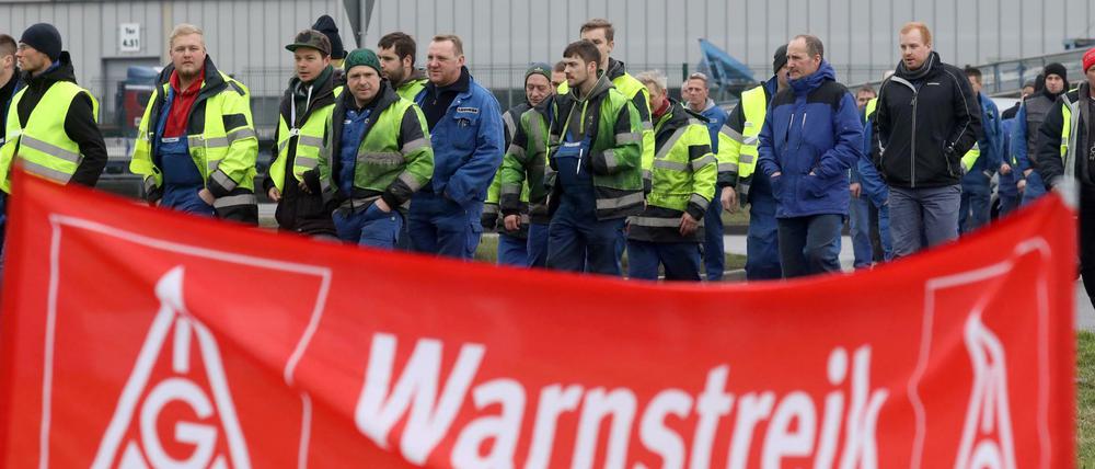 Beschäftigte mehrerer Schiff- und Maschinenbaubetriebe im Seehafen Rostock waren in Warnstreik getreten.