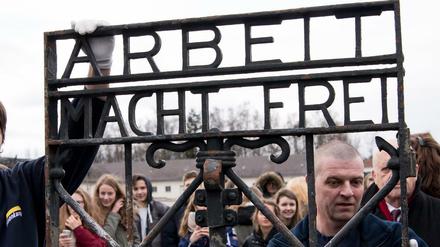 Zwei Spediteure bringen im Februar 2017 in der KZ-Gedenkstätte Dachau (Bayern) das 2014 gestohlene historische Tor der KZ-Gedenkstätte zurück.