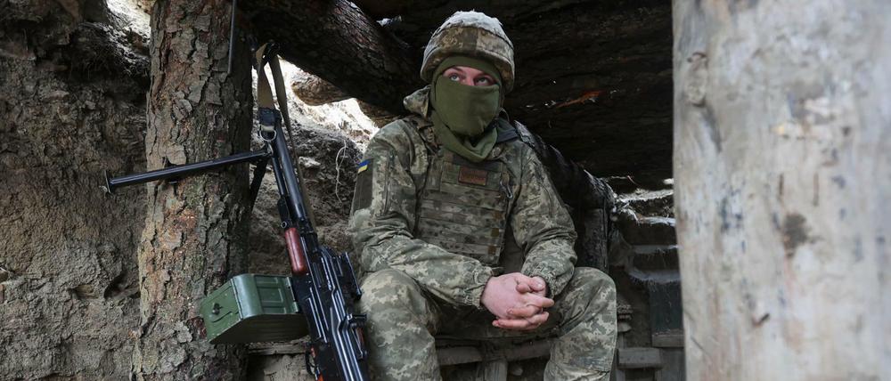 Ein ukrainischer Soldat sitzt in einem Graben an der Trennlinie zu prorussischen Rebellen.