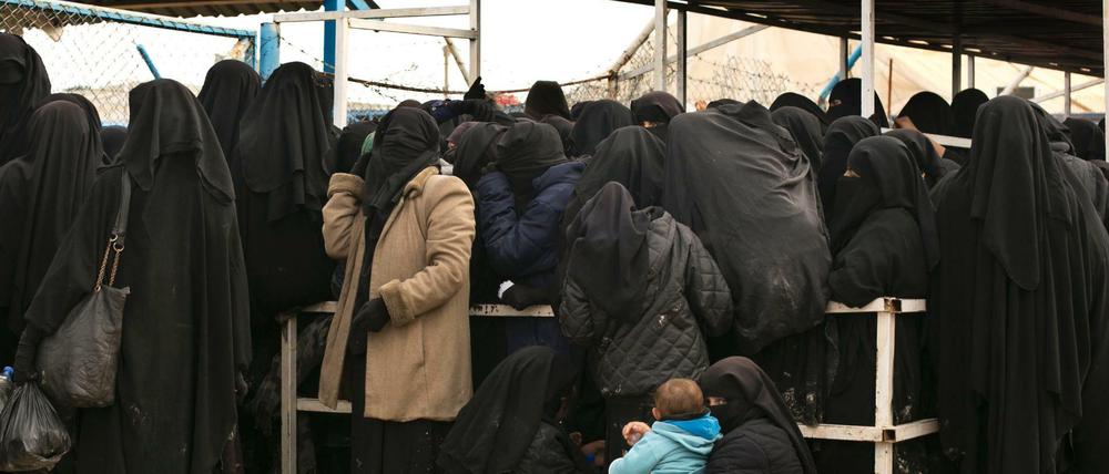 Frauen im Lager al-Hol. Eine Hessin und ihre Kinder holt die Bundesregierung jetzt von dort nach Deutschland.