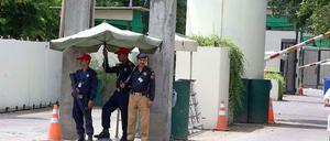 Ein Polizist und Mitarbeiter einer privaten Sicherheitsfirma bewachen das US-Konsulat in Lahore.