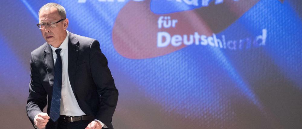 Der Vorsitzender der AfD in Sachsen, Jörg Urban, steht vor Beginn des Landesparteitag seiner Partei auf der Bühne.