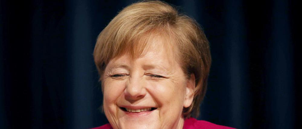 Bundeskanzlerin Angela Merkel (CDU) lächelt auf dem Landesparteitag der CDU Mecklenburg-Vorpommern auf dem Podium. 