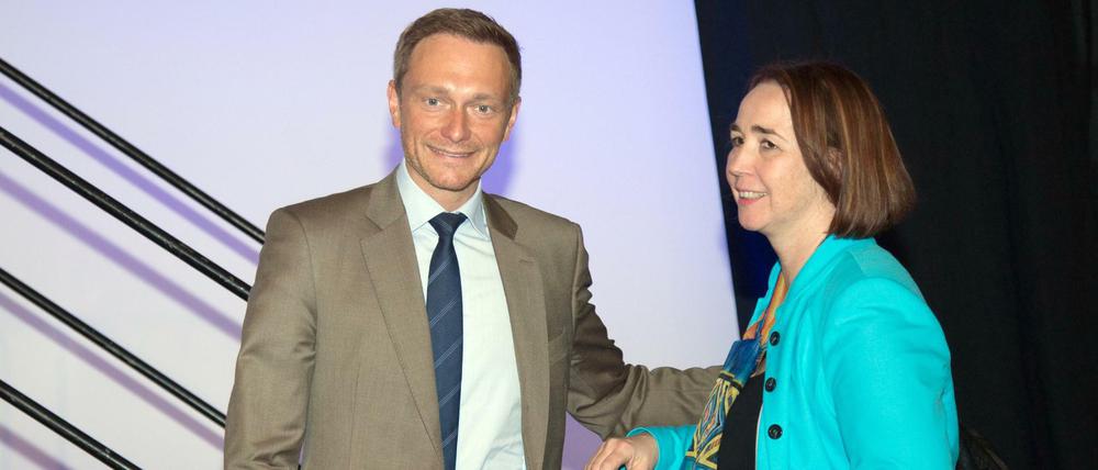 Der Bundesparteichef und NRW-Landesvorsitzende Christian Lindner (FDP, l) steht am 09.04.2016 beim Parteitag der NRW-FDP in Bielefeld (Nordrhein-Westfalen) neben Angela Freimuth (FDP-NRW-Landesvorstand).