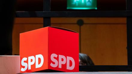 Eine Wahlurne beim Landesparteitag der SPD in Bayern, im Hintergrund ein Notausgangsschild.