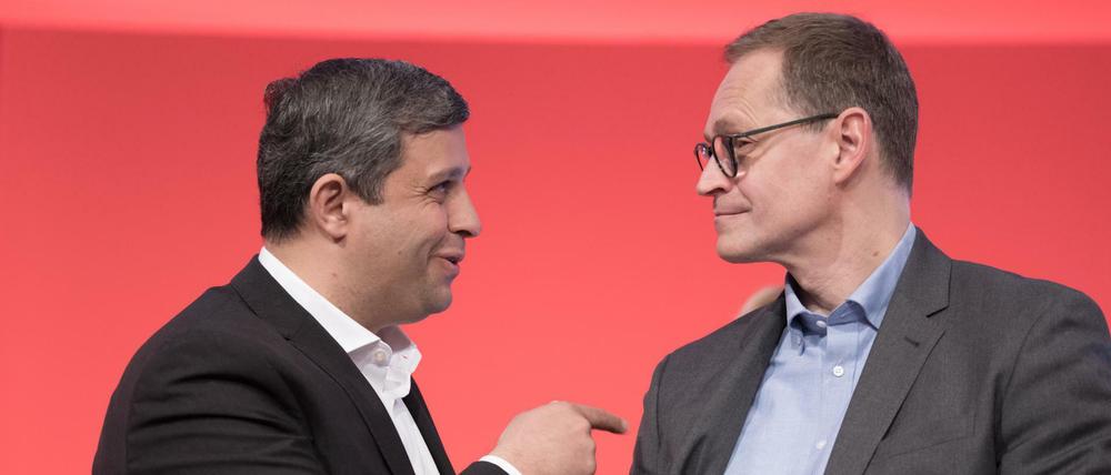 Raed Saleh (l, SPD), Fraktionsvorsitzender im Berliner Abgeordnetenhaus, und Michael Müller (SPD), Regierender Bürgermeister.