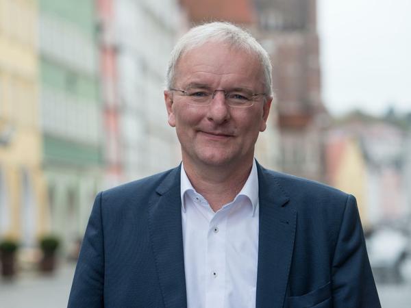 Alexander Putz ist seit dem 1. Januar 2017 Oberbürgermeister der bayerischen Stadt Landshut. Der gebürtige Österreicher ist Ende Oktober aus der FDP ausgetreten.