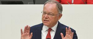 Ministerpräsident Stephan Weil wiegelt ab: Der Streit um Hans-Georg Maaßen sei kein Grund für Neuwahlen.