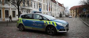 Ein Polizeifahrzeug sperrt die Zufahrt zum Landtag von Sachsen-Anhalt.