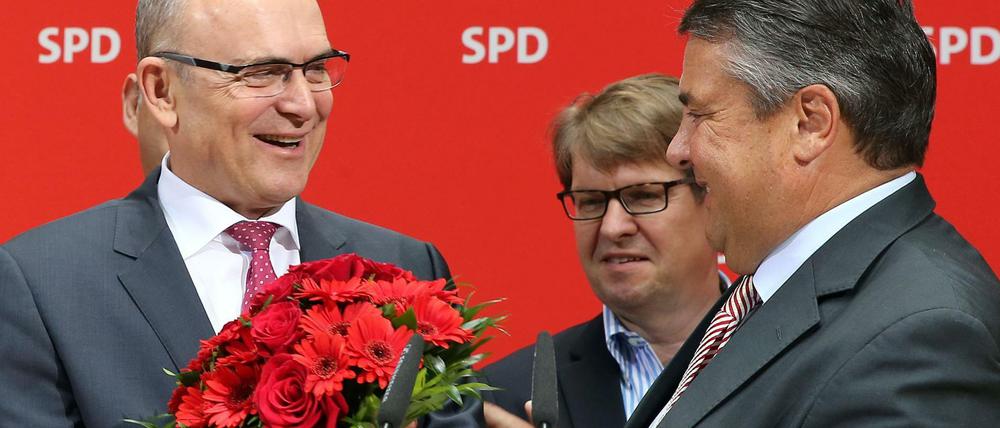 Rote Nelken und Rosen für den Wahlsieger aus Mecklenburg-Vorpommern: Sigmar Gabriel (rechts) und Erwin Sellering