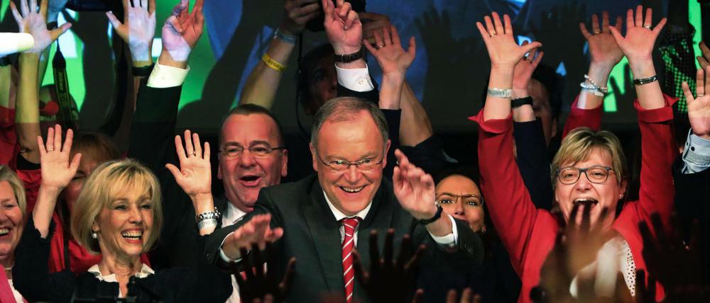 Jubelnde Sozialdemokraten: Niedersachsens Ministerpräsident Stephan Weil (Mitte) und Mitstreiter 