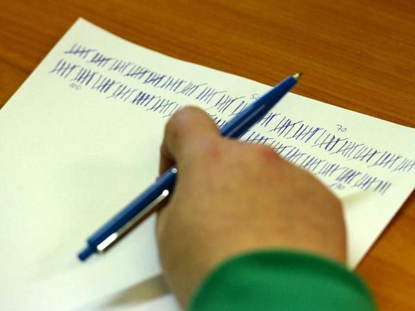 Eine Wahlhelferin zählt am 13.03.2016 in einem Wahllokal in Wittenberg (Sachsen-Anhalt) die abgegebenen Stimmzettel für die Landtagswahl in Sachsen-Anhalt. 