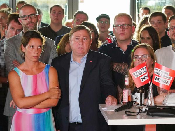Versteinerte Gesichter: Linken-Politiker Antje Feiks und André Hahn (vorne links) gemeinsam mit Genossinnen und Genossen bei der Wahlparty in Dresden.