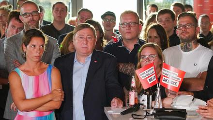 Sachsen, Dresden: Antje Feiks (l), Politikerin Die Linke in Sachsen, steht neben Anhängern und Parteimitgliedern der Linken auf der Wahlparty nach Bekanntgabe der ersten Ergebnisse zur Landtagswahl in Sachsen.