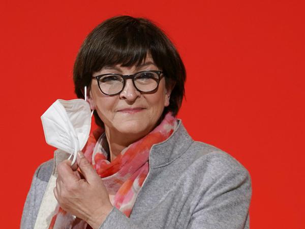 Früher Gegnerin, nun Helferin von Olaf Scholz: Über die SPD-Parteichefin hört man aus dem Team der Kandidaten im Moment nur Lob.