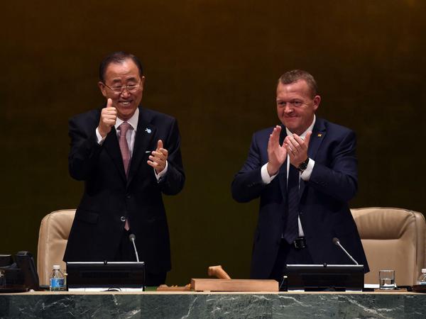 Mehr Euphorie geht nicht. Ban Ki Moon neben dem dänischen Premierminister Lars Loekke Rasmussen, nachdem die neuen globalen Entwicklungsziele (SDGs) vom UN-Nachhaltigkeitsgipfel beschlossen worden sind. 