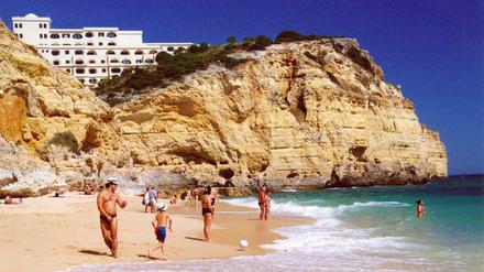 Sonne, Sand und Meer: Viele Deutsche suchen auch in diesem Jahr Urlaub im Ausland - wie hier an der Algarve in Portugal.