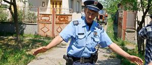 Kein Zugang. Ein Polizist steht in dem Ort Lazarevo vor dem Tor des Hauses, in dem Ratko Mladic festgenommen wurde.