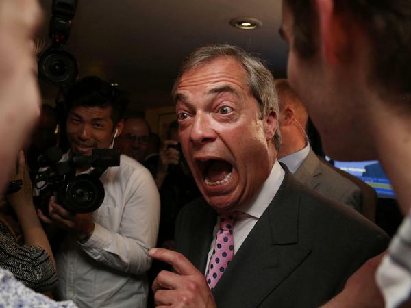 Ukip-Chef Farage kann sein Glück kaum fassen: "Die EU ist tot! Die EU ist tot!"