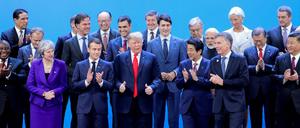 Die Anführer der G-20-Staaten gruppieren sich für das Familienfoto, nur Kanzlerin Angela Merkel fehlt. 