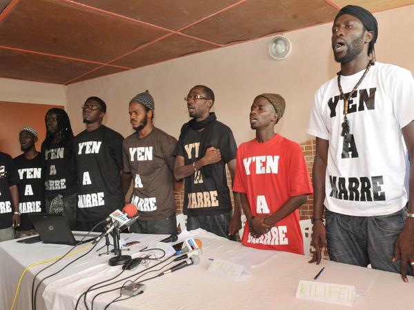 Mitglieder der Jugendbewegung "Y'en a marre" ("Uns reicht's") bei einer Pressekonferenz. Sie fordern mehr Demokratie im Senegal. 