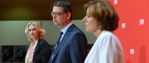 Die kommissarische Führung der SPD, Manuela Schwesig, Thorsten Schäfer-Gümbel und Malu Dreyer, verkündet die Doppelspitze. 