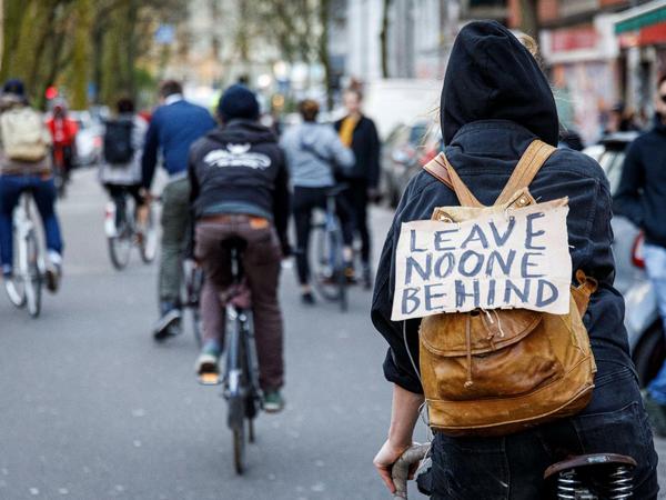#LeaveNoOneBehind: Fahrraddemonstration am Dienstag im Hamburger Stadtteil St. Pauli. 