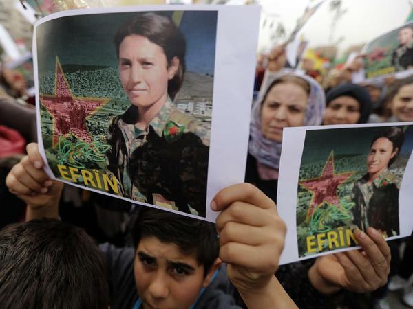 Kurden im Libanon vor der US-Botschaft. Sie zeigen das Bild einer 23-Jährigen aus Afrin, die von protürkischen Islamisten gequält und verstümmelt wurde.
