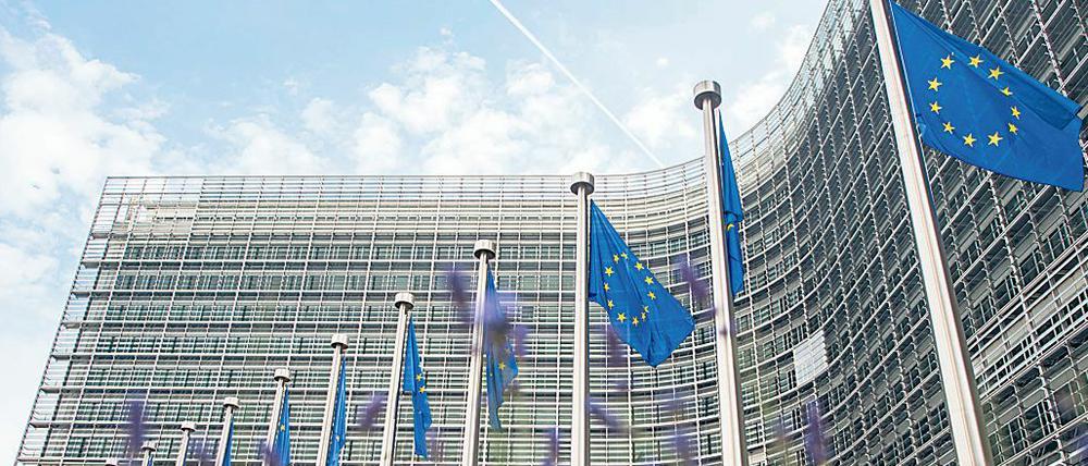 Europaflaggen vor der Europäischen Kommission in Brüssel. 