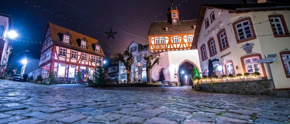 Nahezu menschenleer sind die Gassen in der Altstadt von Königstein am frühen Abend.