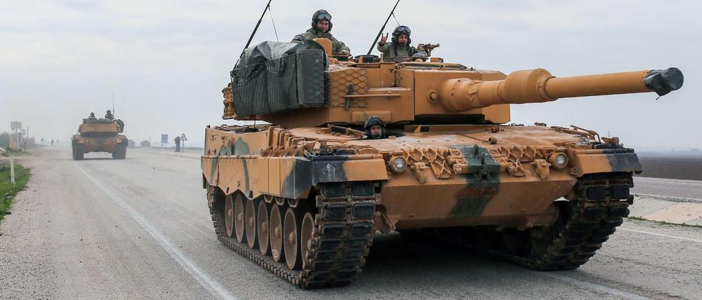 Ein türkischer Panzer vom Typ Leopard 2A4. Linken-Parteivize Tobias Pflüger ärgert sich darüber, dass Nato und Bundeswehr sich „Null um Klimaschutz" kümmern.